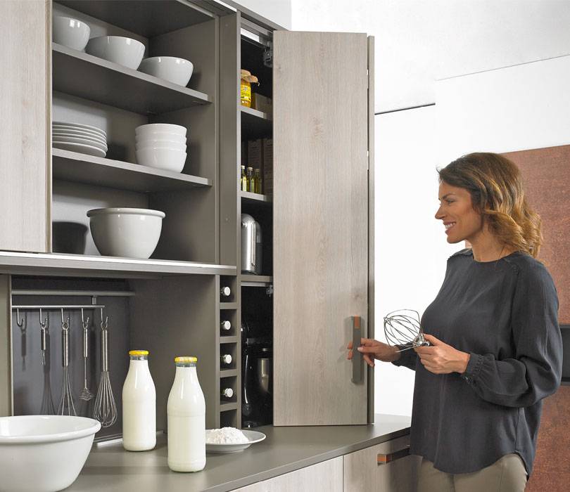 Комплект WingLine L Kitchen для правої двері, стулки 300-450 мм, без нижньої напрямної, з функцією самозачинення, в сірому кольорі (15798)